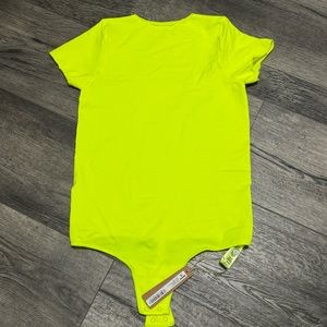 SKIMS ESSENTIAL CREW NECK TSHIRT BODYSUIT - GREEN HIGHLIGHTER - S/M
